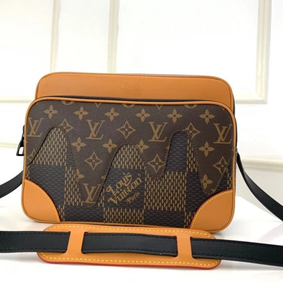 MESSENGER NANO AMAZONE LOUIS VUITTON 0812
